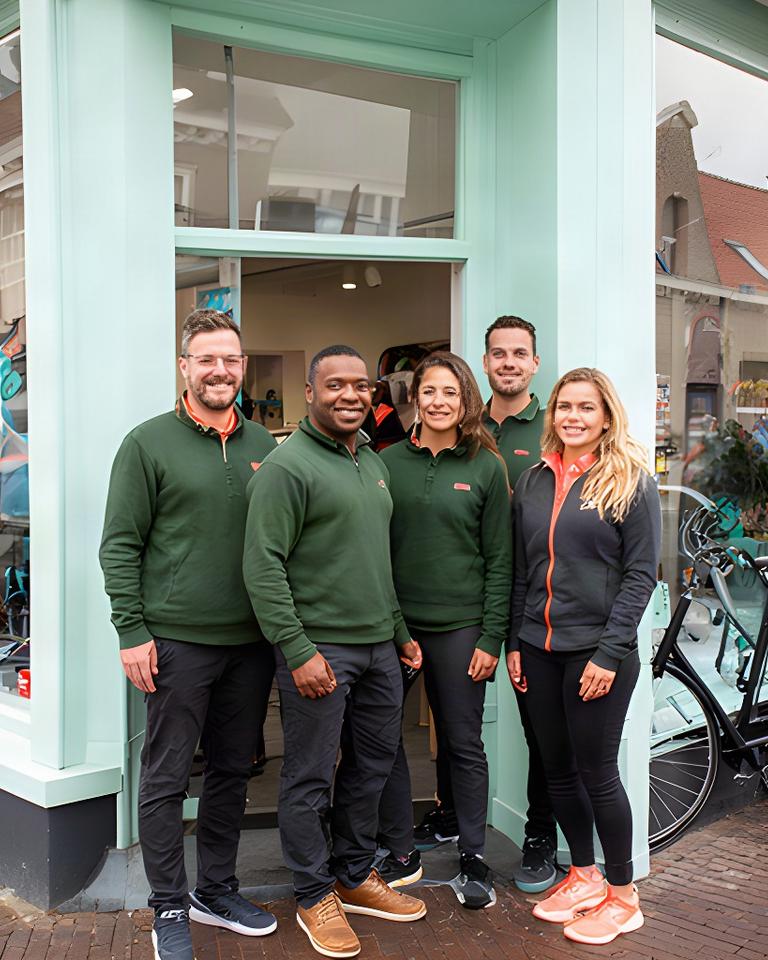 Medewerkers van A-Team Sport voor de sportwinkel aan de Midlânsdyk in Sneek